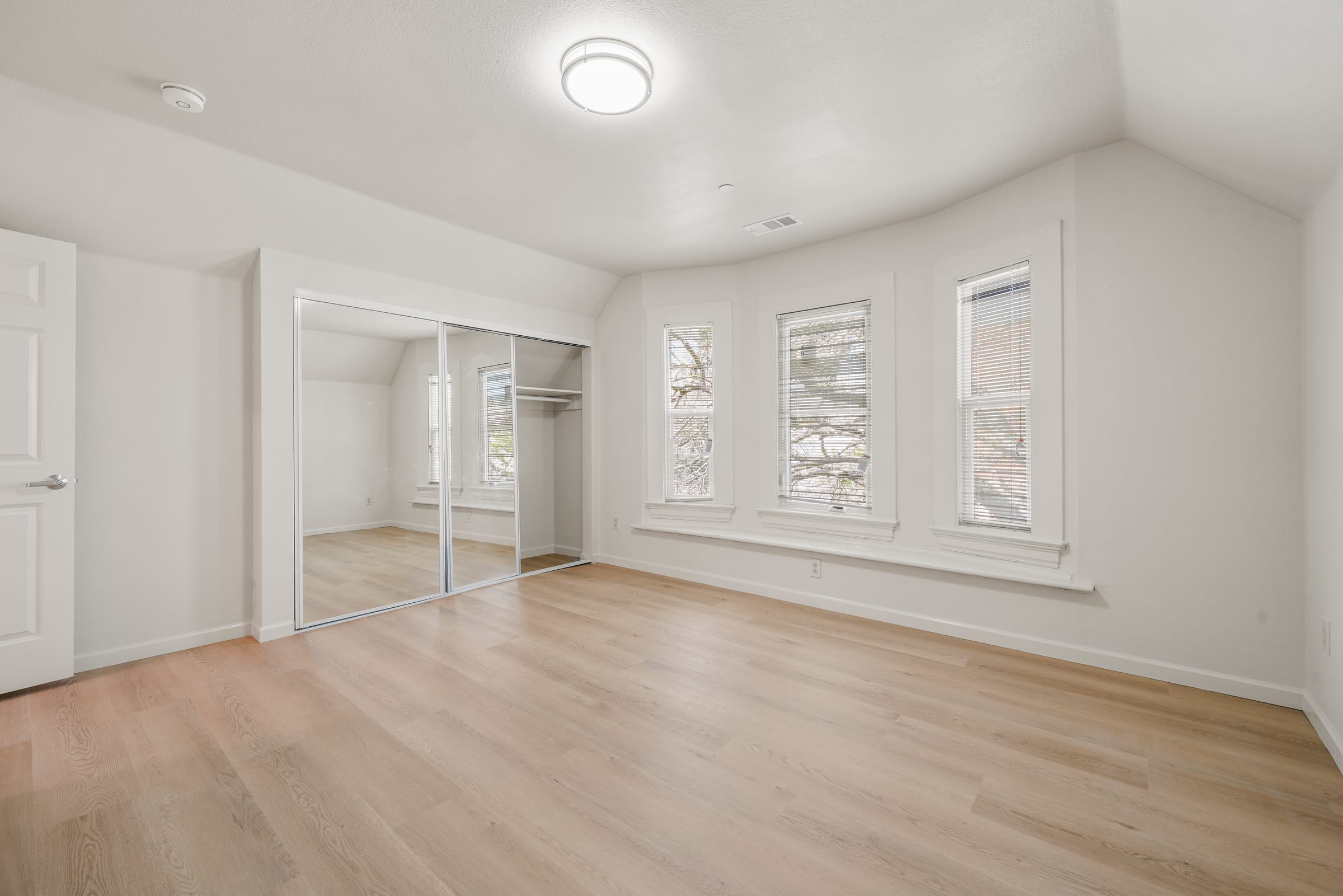 2541 Benvenue Ave — photo 23