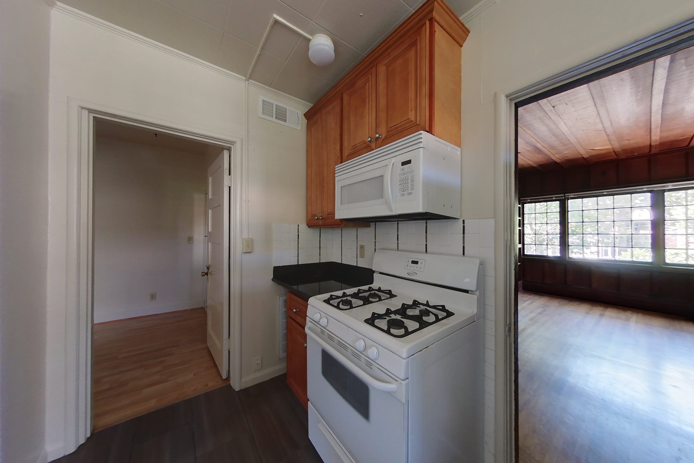 2553 Benvenue Ave #House — photo 4