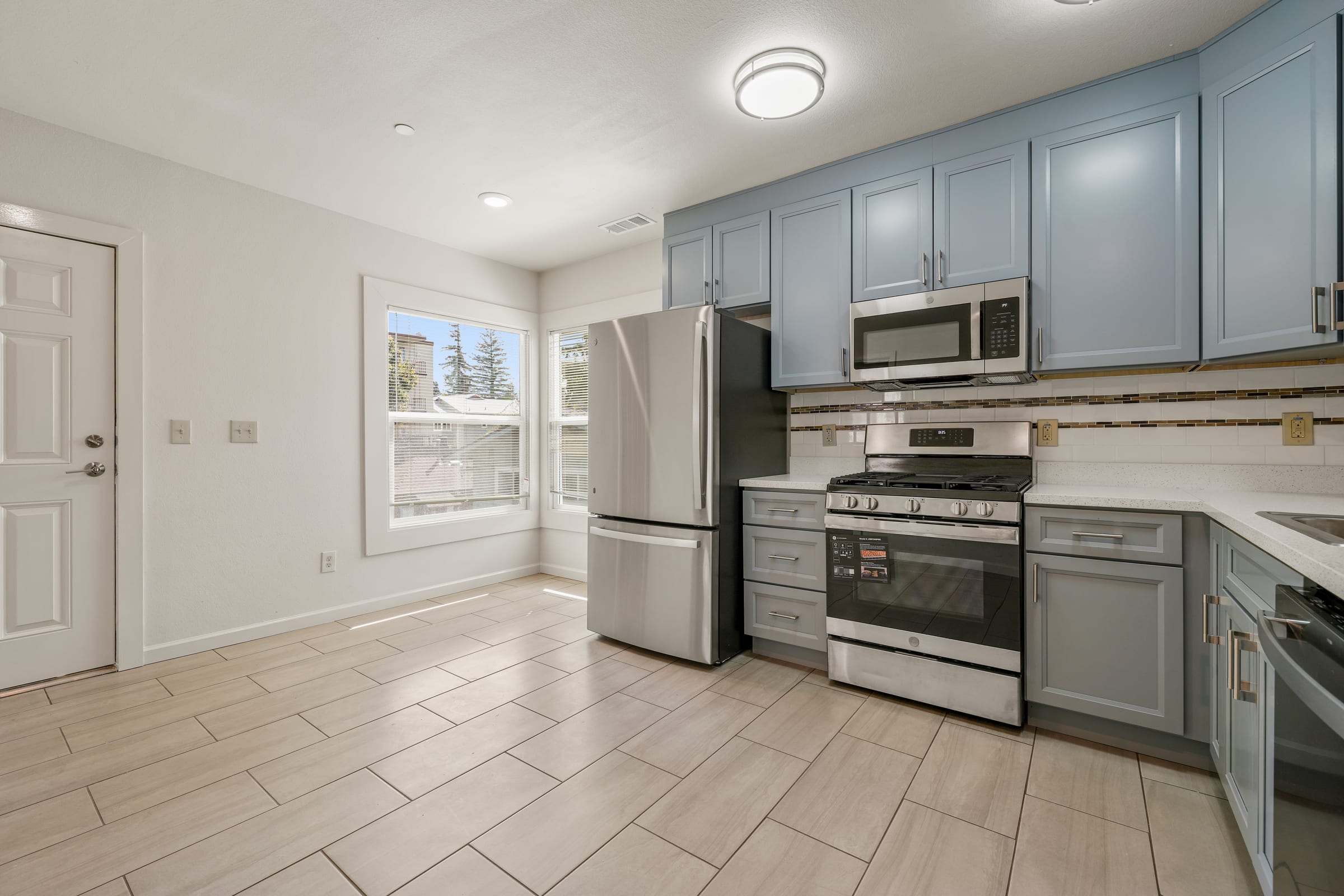 2541 Benvenue Ave — photo 4